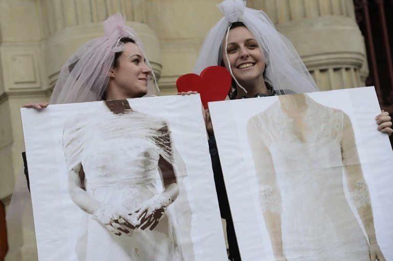 des-francaises-fetent-l-adoption-du-mariage-homosexuel-a-par_1112147