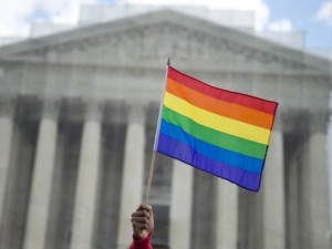 530627-un-partisan-du-mariage-homosexuel-brandit-un-drapeau-arc-en-ciel-le-26-mars-2013-devant-la-cour-supr