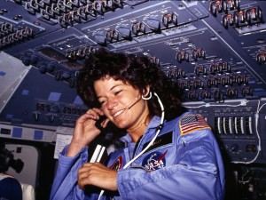 Sally_Ride,_America's_first_woman_astronaut_communitcates_with_ground_controllers_from_the_flight_deck_-_NARA_-_541940