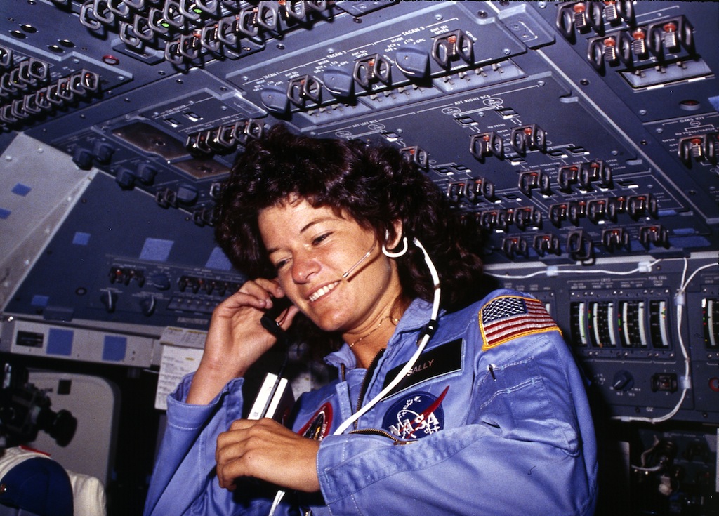 Sally_Ride,_America's_first_woman_astronaut_communitcates_with_ground_controllers_from_the_flight_deck_-_NARA_-_541940