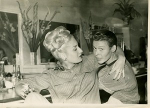 Fem Butch au Mona's, 1950
Le Mona's est le premier bar lesbien des états-Unis