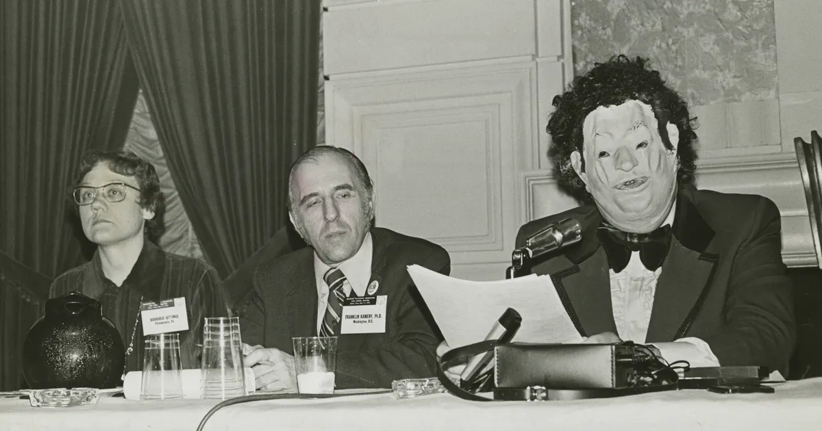Barbara Gittings, Frank Kameny & Dr Anonymous (Dr John E. Fryer)
1972, Congrès annuel de l'APA
Credit : Kay Tobi Lahusen