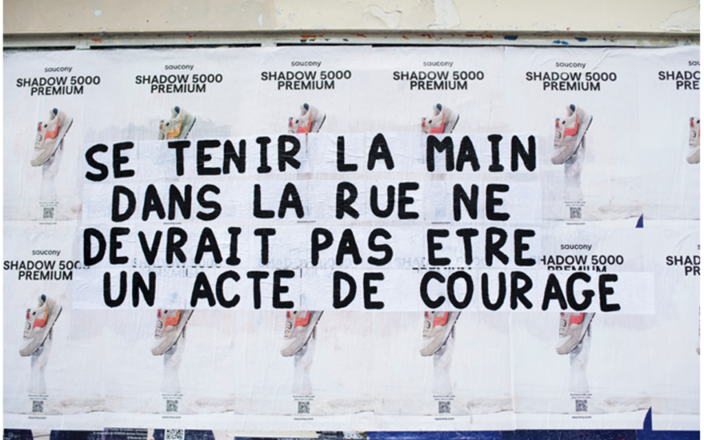Se tenir la main dans la rue ne devrait pas être un acte de courage